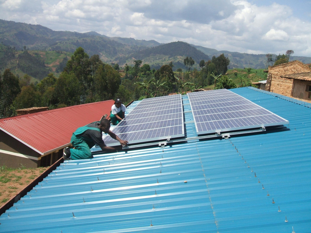 アフリカでのオフグリッド施工：途上国では再エネプロジェクトの初期投資を集めることが困難（写真：BSW Solar）