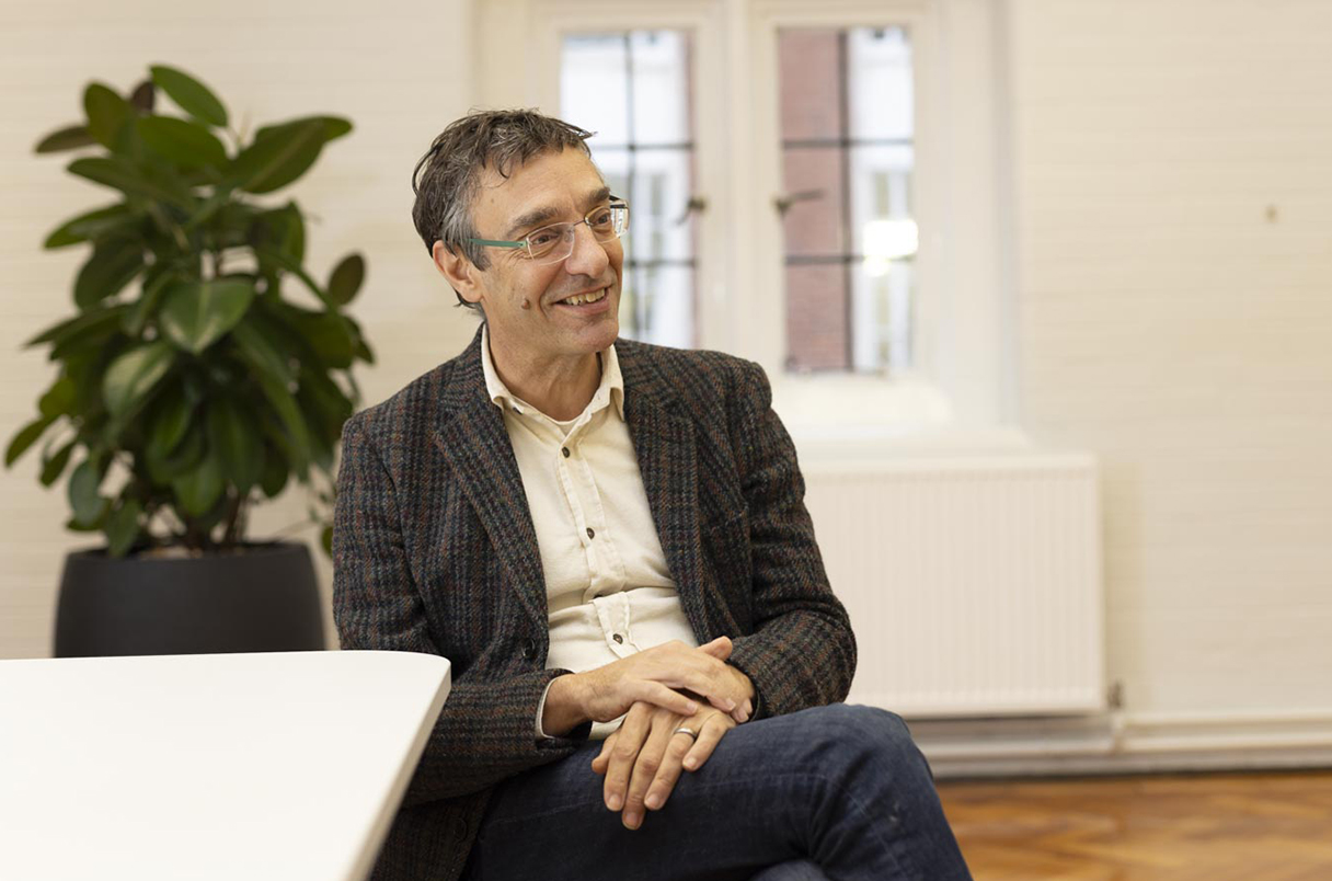 気候科学者のピアーズ・フォースター氏は、イギリスの気候変動委員会を率いる2年の任期中に、温室効果ガス排出量を削減するための最善策について、全く異なる2つの政権に助言を行ってきた。（リーズ大学）